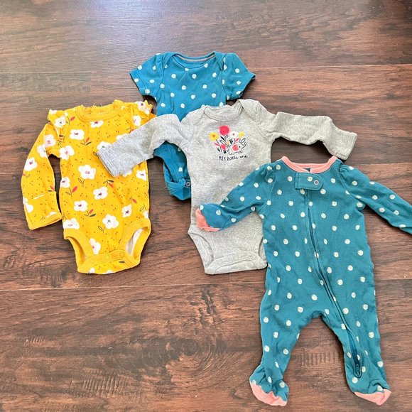 Newborn bundle - pajamas, long sleeved onesies, short sleeved onesie - Picture 4 of 5